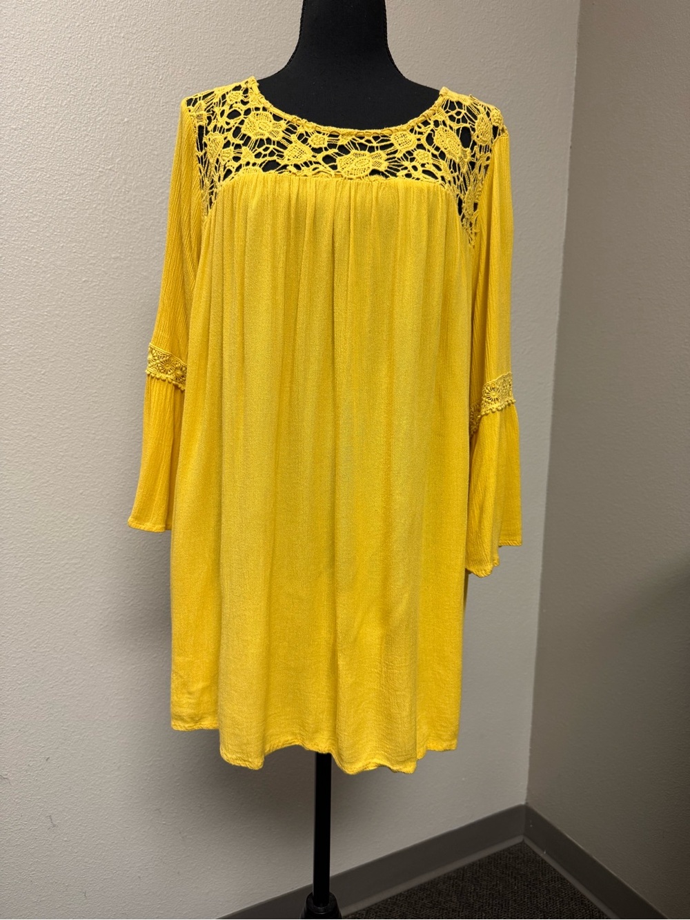 Torrid Yellow Lace Yoke Boho Tunic Dress Bell Sleeve Plus Size 2 2X Floral - Picture 3 of 11